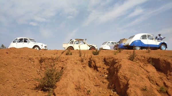 petite pose pour refixer un phare sur la cabriolet