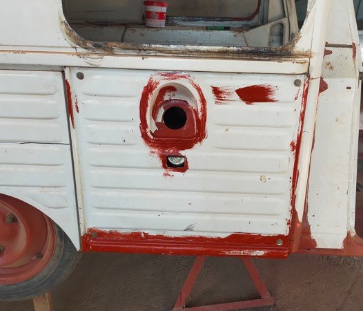 tôle de fermeture vissée.