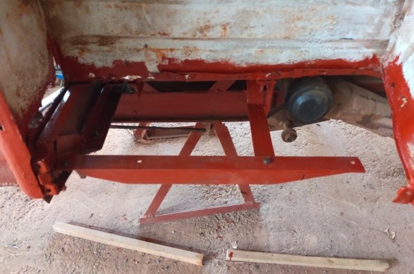 cornière amovible (pour pouvoir sortir le bras) vissée