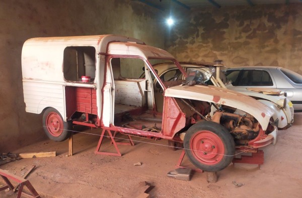mise en place des 4 roues avec pneus neuf. et élastique qui fait le tour.