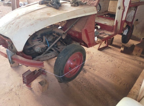 J'ai tourné le volant afin d'avoir la roue avant parfaitement alignée avec l'élastique.