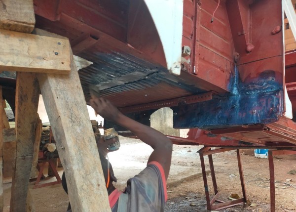 application du Ferose sur l'ensemble des tôles touchées par les découpes et soudures de lundi