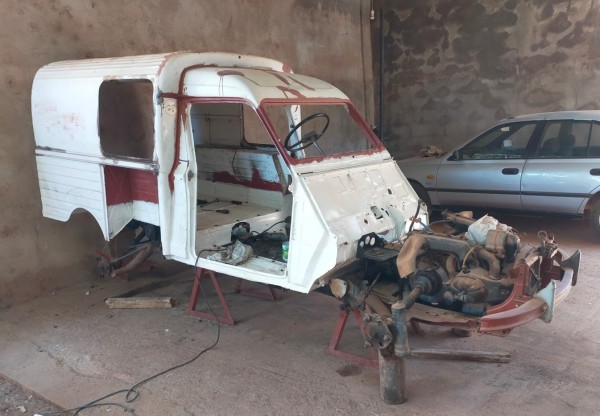 la caisse est maintenant sur le châssis