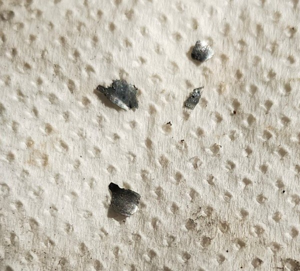 J'ai fait une nouvelle vidange, et j'ai trouvé de nouveau quelques particules, coté boite, mais beaucoup moins.