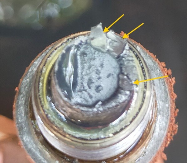 Vidange de la boite de crabotage et je retrouve les même particules sur l'aimant.