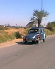 Une DYANE comme j'en avais jamais vu, sur une piste du Maroc près de Marrakech<br />(photo prise rapidement avec le portable ce qui explique la mauvaise qualité)