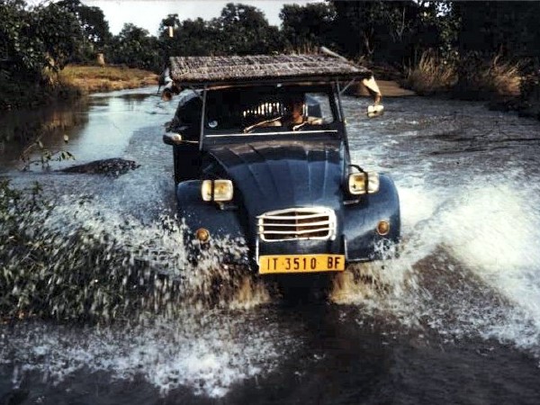 Septembre 97, voiture finie avec nouvelle peinture. travercé d'une rivière au sud ouest du Burkina